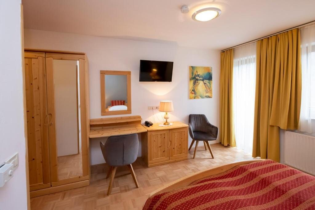 Franciaágyas, balkonos szoba