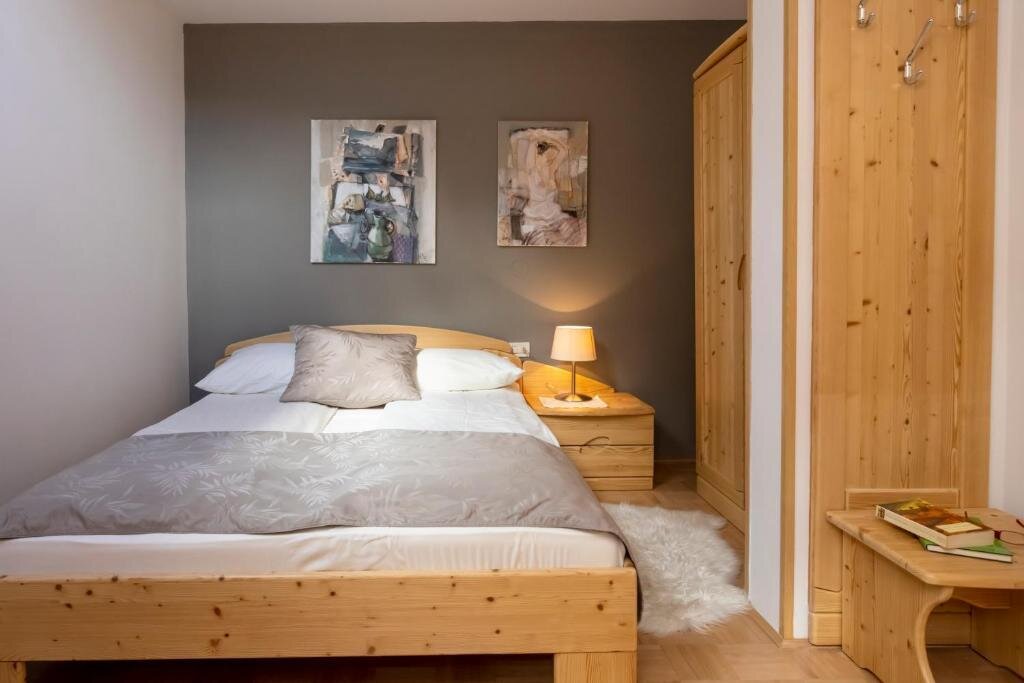 Franciaágyas, pótágyazható szoba