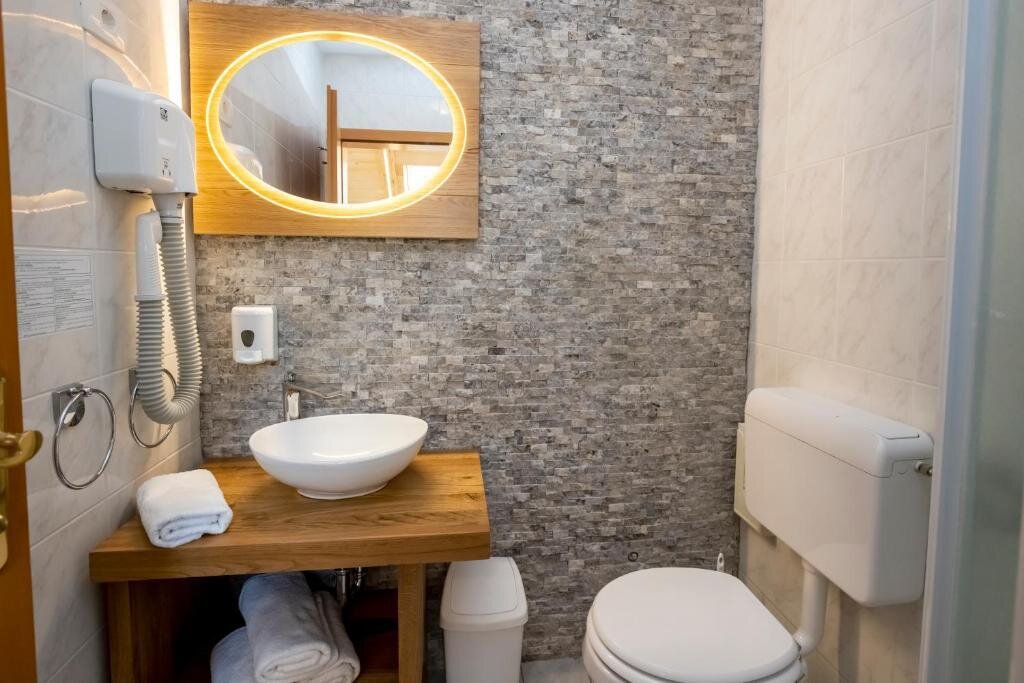 Franciaágyas, pótágyazható szoba