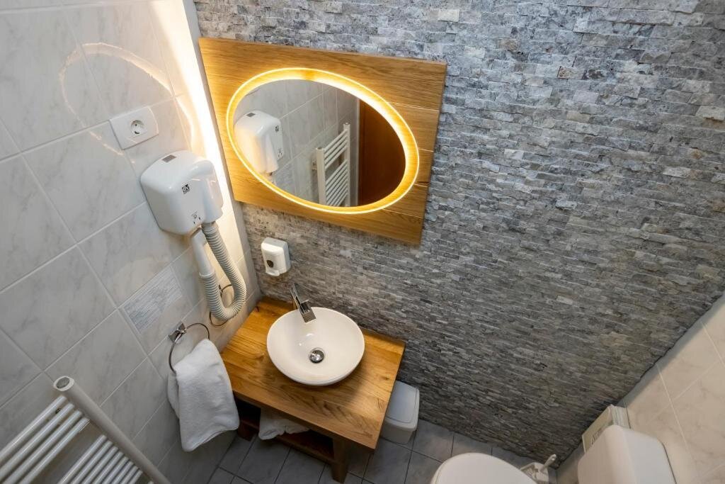 Franciaágyas, pótágyazható szoba