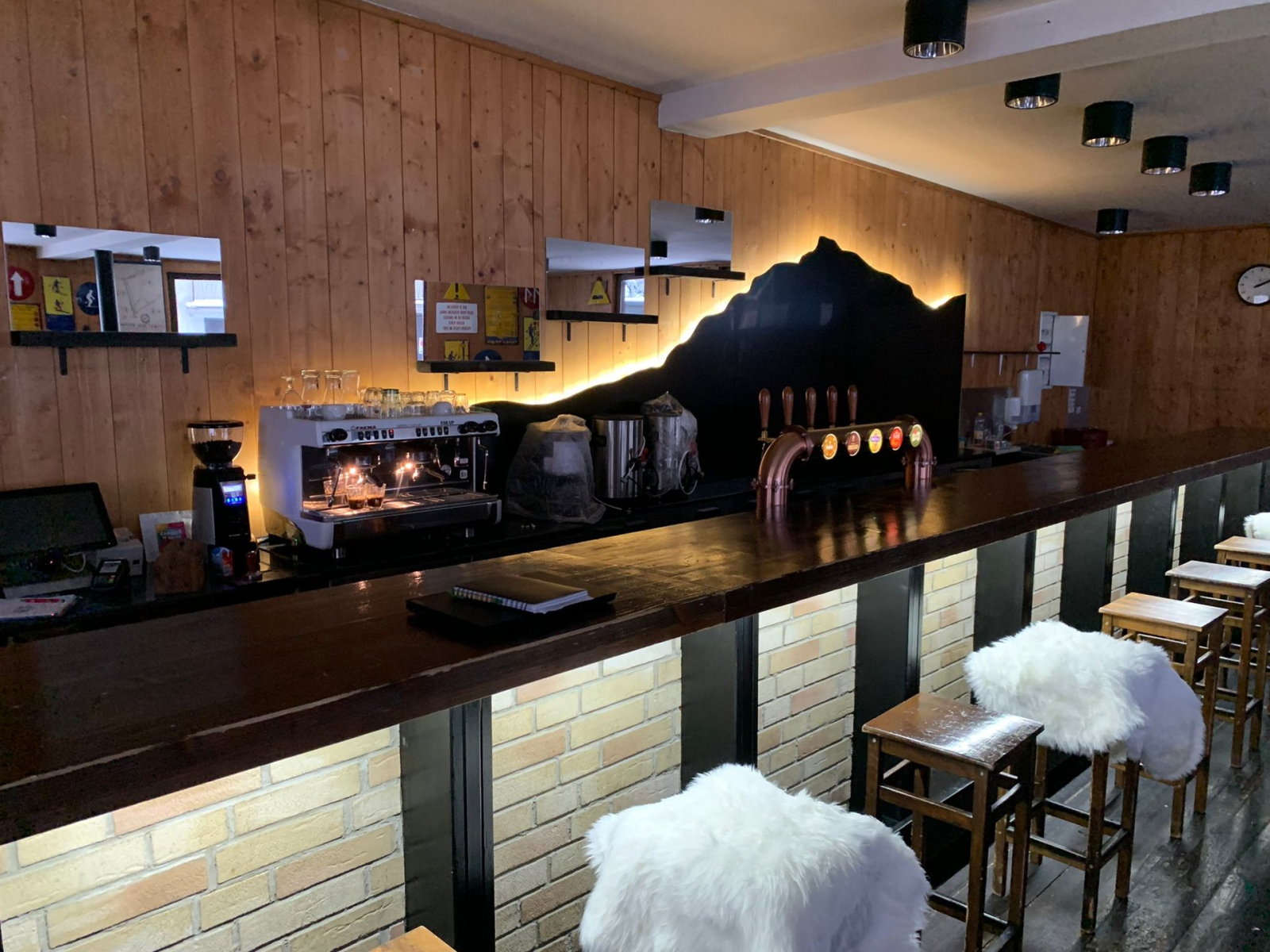 SKI-Bar-61bb022fd077f.png