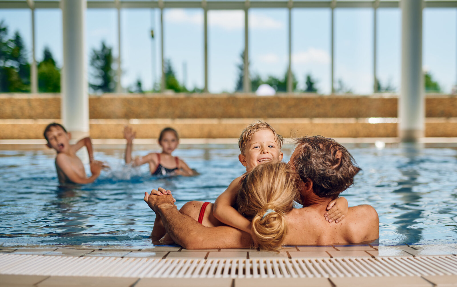 A szomszédos Bolfenk ház medencerészlege