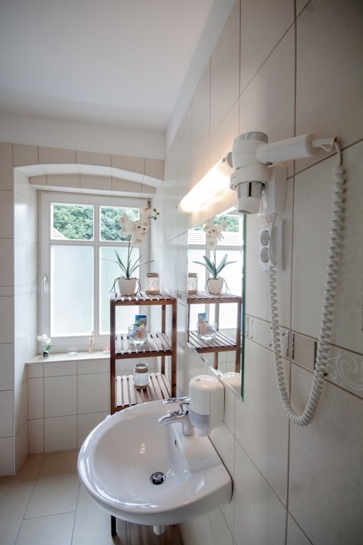 Háromágyas szoba fürdőszobája