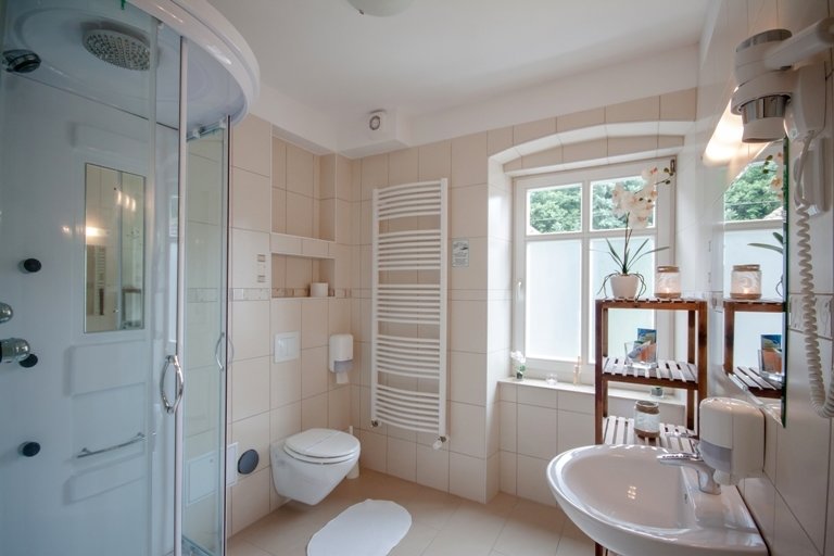 Háromágyas szoba fürdőszobája