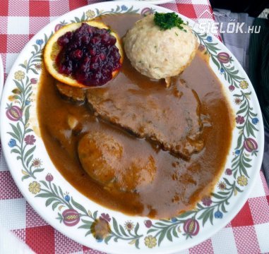 Sertésszelet zsemlegombóccal - Schweinebraten mit Knödel