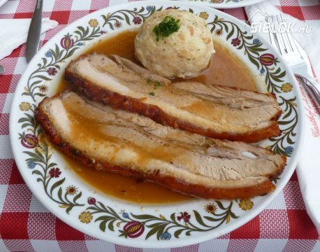 Sülthús zsemlegombóccal - Braten mit Knödel