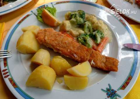 Sült hal főttkrumplival