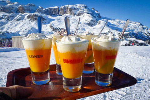 Bombardino - enyhén alkoholos, forró tojáslikőr, tejszínhabbal.
