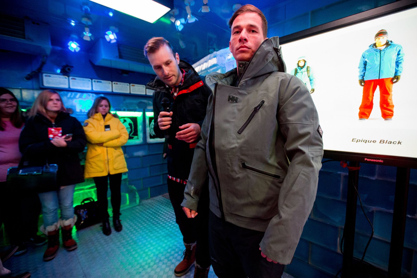 Férfi síkabát lehegesztett cipzárokkal