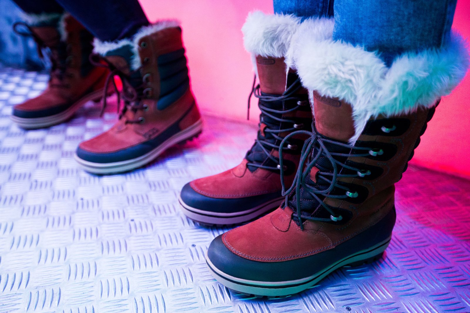 Kelendő volt a meleg csizma a jégbárban. 