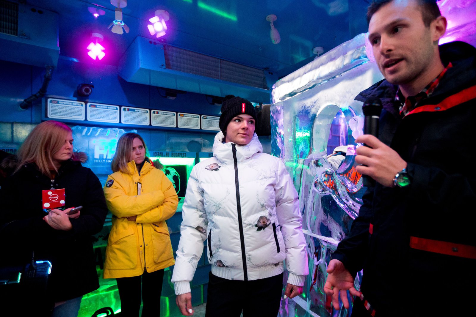 Téli öltözet hókirálynőknek: Swarovski kristályos logóval díszített női kabát.