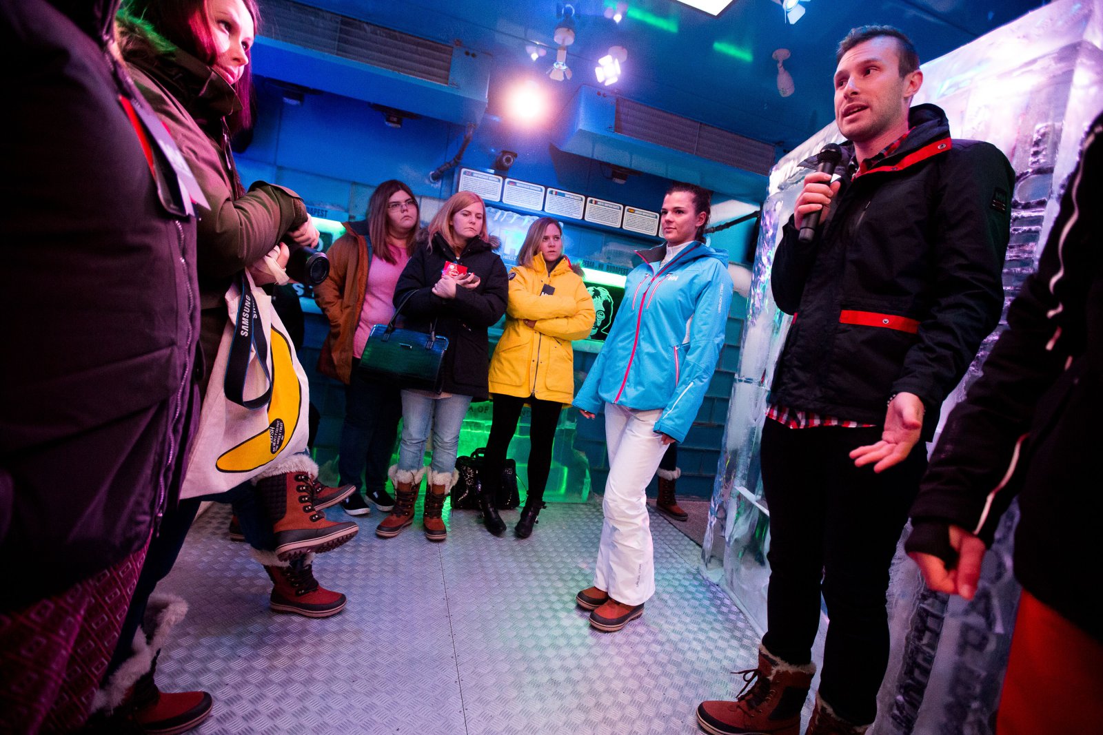 Csini világoskék síkabát pályán síelők hölgyeknek. Lekerekített alsó vonallal, ami ritkaságnak számít.