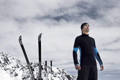 Az Icebreaker plakát üzenete: a merinóból készült felsőruházat kitűnő öltözet a téli sportokhoz. Melegen tart, szellőzik és nem lesz izzadságszagú