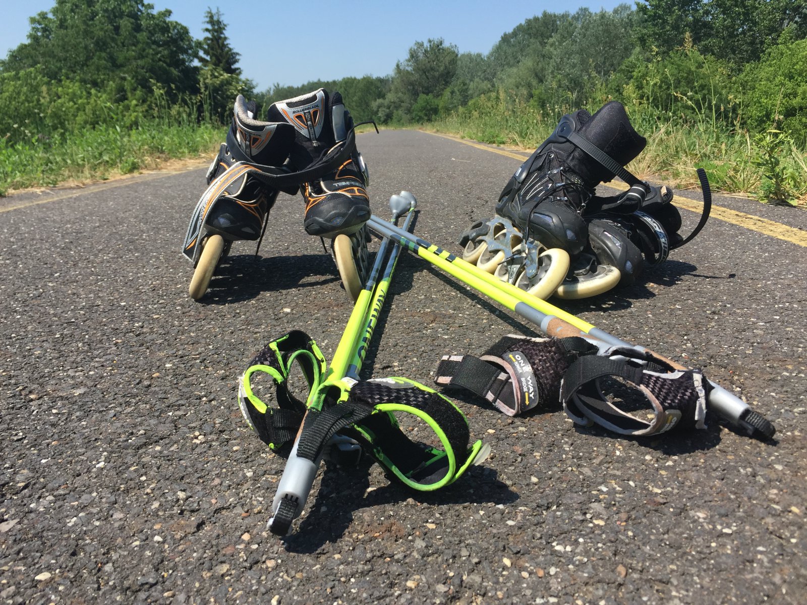 Csak egy pár jó minőségű görkorcsolyára és sífutó botra van szükség.