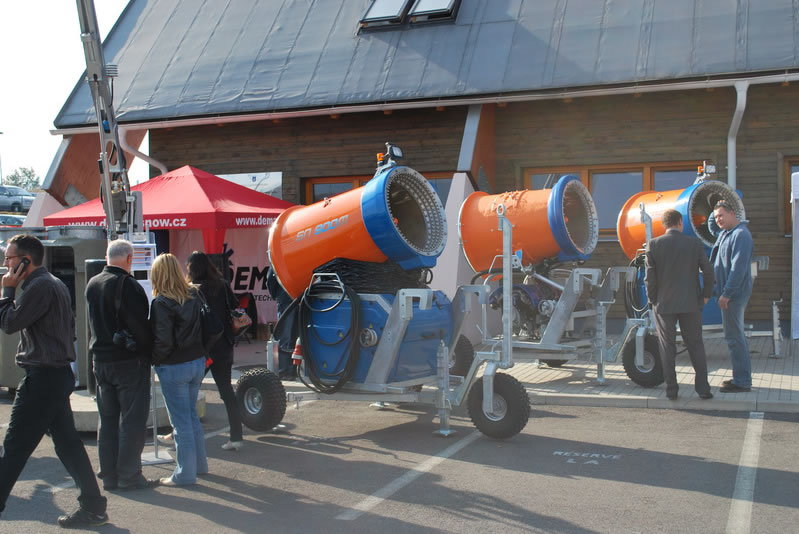 Az esemény során minden fontos sítechnológiával és síterep üzemeltetéssel kapcsolatos eszközt meg lehet tekinteni.