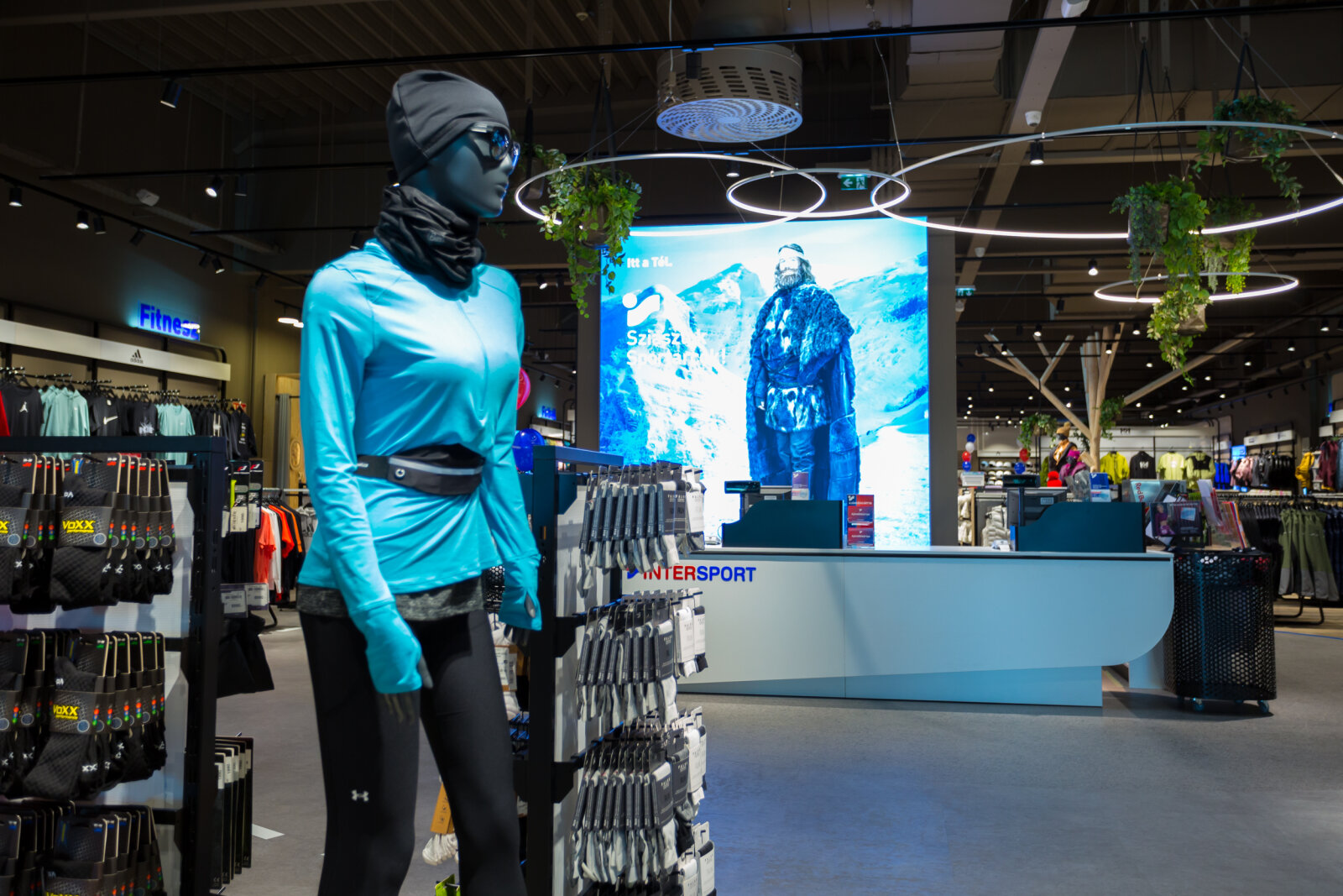 A kassza az üzlet közepén helyezkedik el óriási, világító háttérpanellel