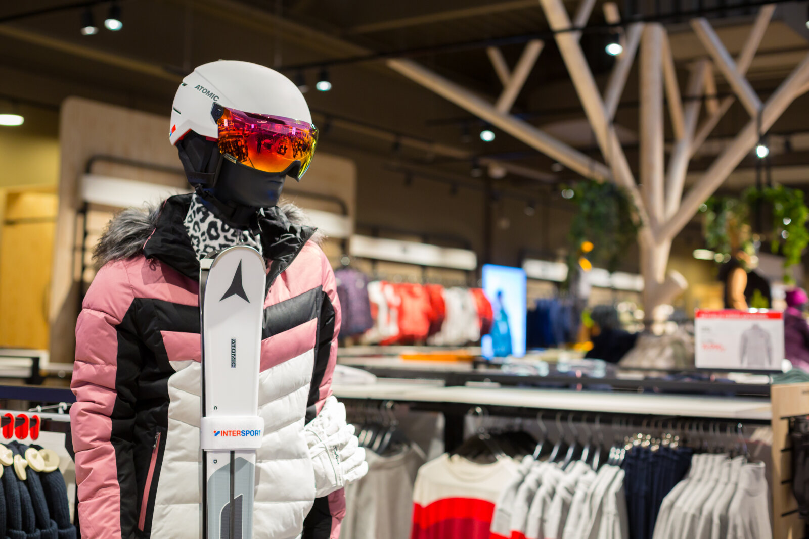 Divatos női síkabát színben hozzá illő kiegészítőkkel