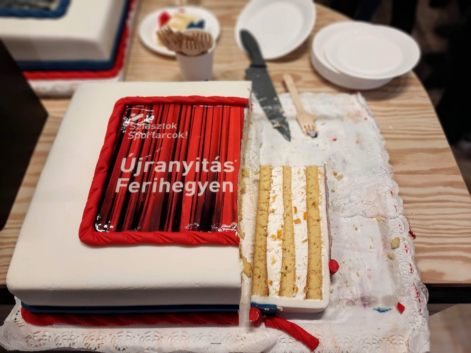 Ünnepi torta az újranyitás napján