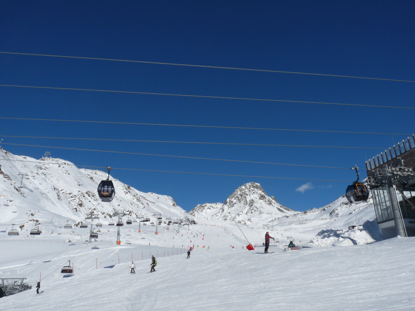 Párhuzamosan futó liftek minden fele