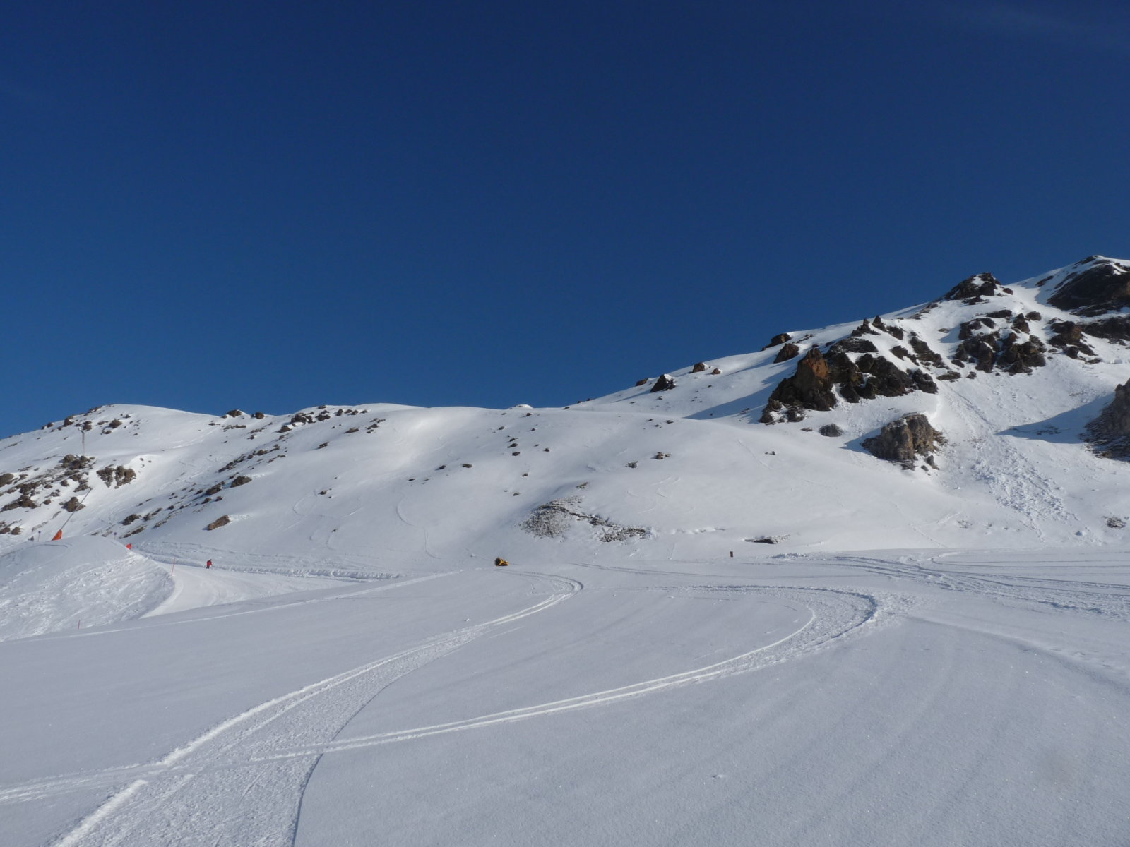 1-2cm friss hó volt a pályán