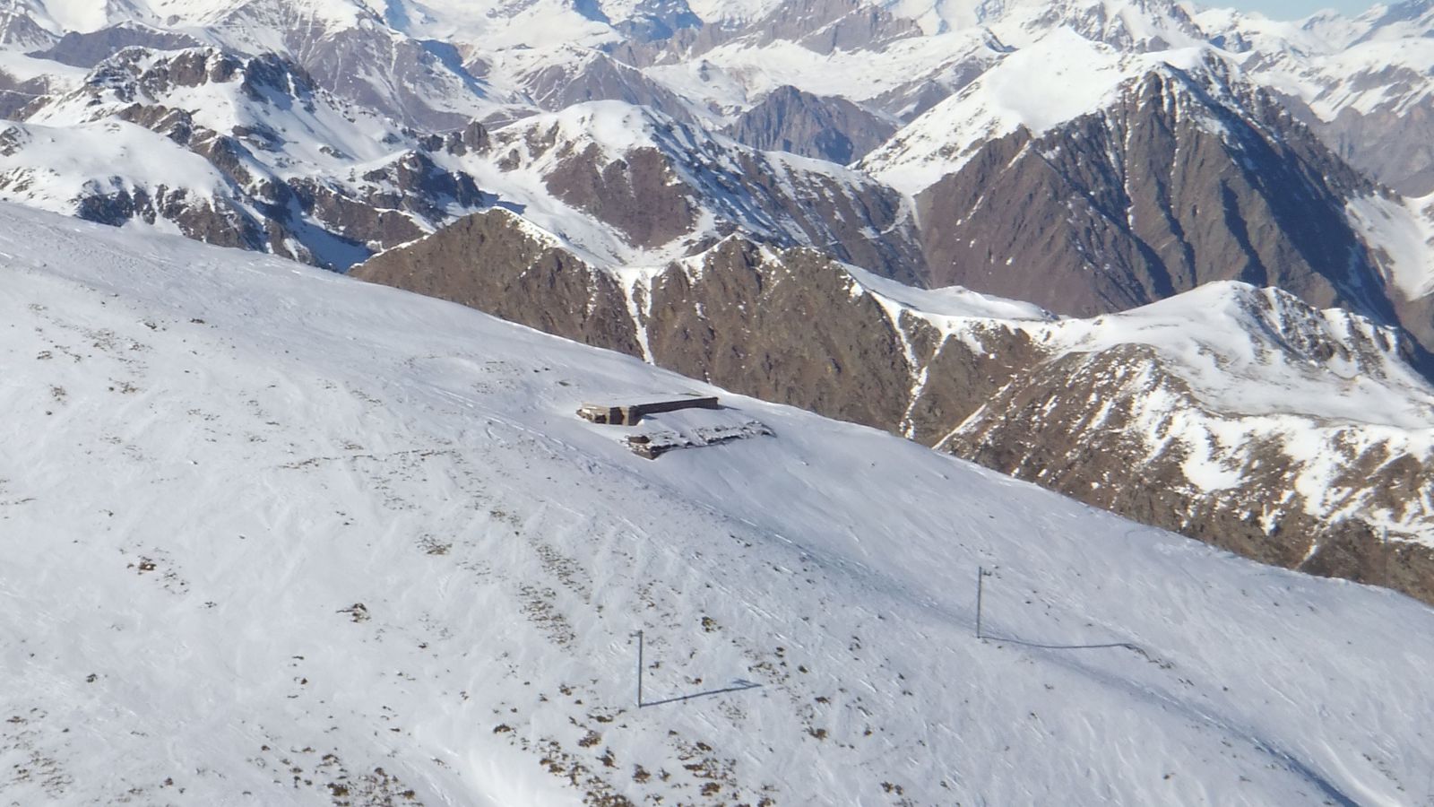 Innen lövik a síelőket