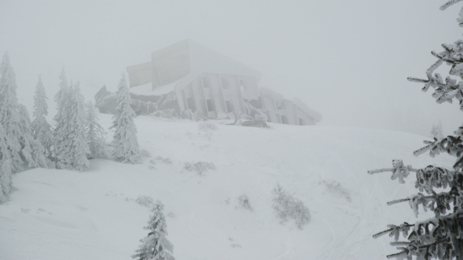 Felbombázva, leharcolva 1.