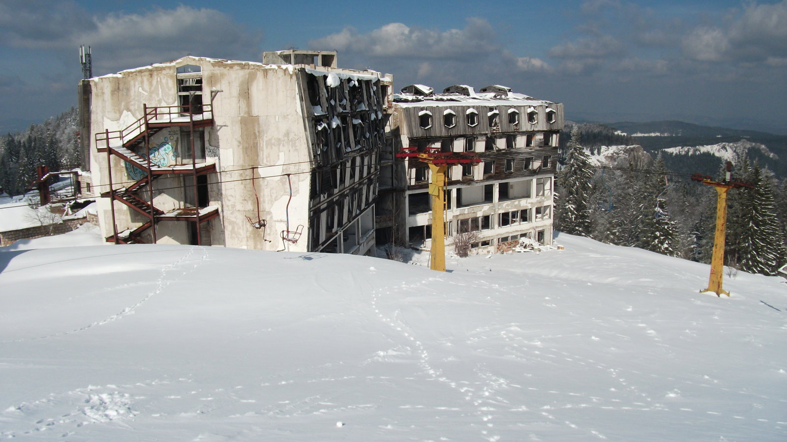Felbombázva, leharcolva 2. Mellette a régi 1 üléses. Ma itt is Leitner 6 személyes visz fel.