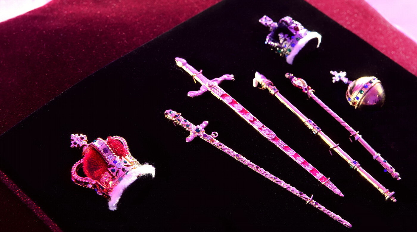 A Tátrai jégtemplom része egy kiállítás is, ahol közvetlenül a Westminsteri apátság által dedikált koronázó tárgyak kicsinyített másolatát csodálhatják a látogatók.  | Kép: Marek Hajkovsky / Slovakia Travel