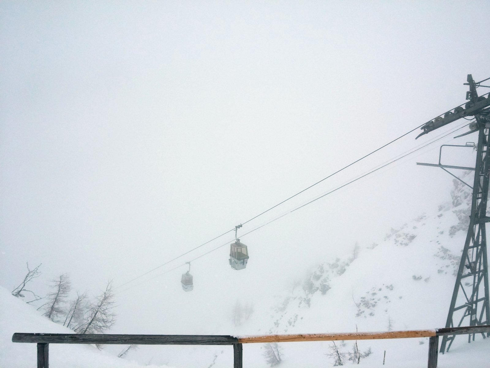 Kerestem egy helyet, ahonnan indulhatok. A képek kontrasztját megnöveltem, de a valóságban a ködtől nem sokat láttam.