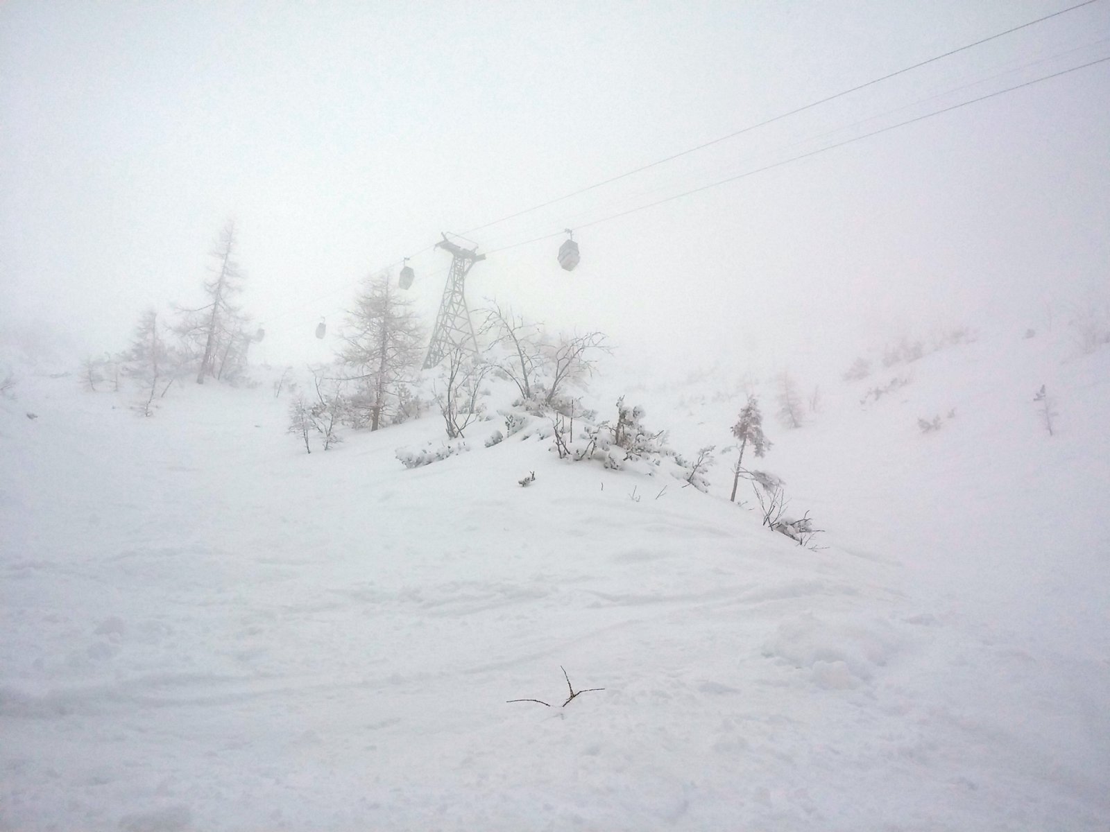 Sok volt a mély katlan, melyek elég lavinaveszélyesnek tűntek. Ezért lehetőleg a gerinceken csúsztam.