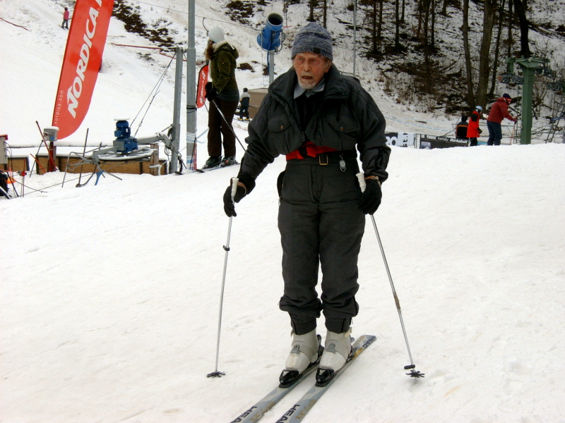 Jenő bácsi örömmel használta ki a sielok.hu-tól kapott tiszteletjegyet a közös csúszásra