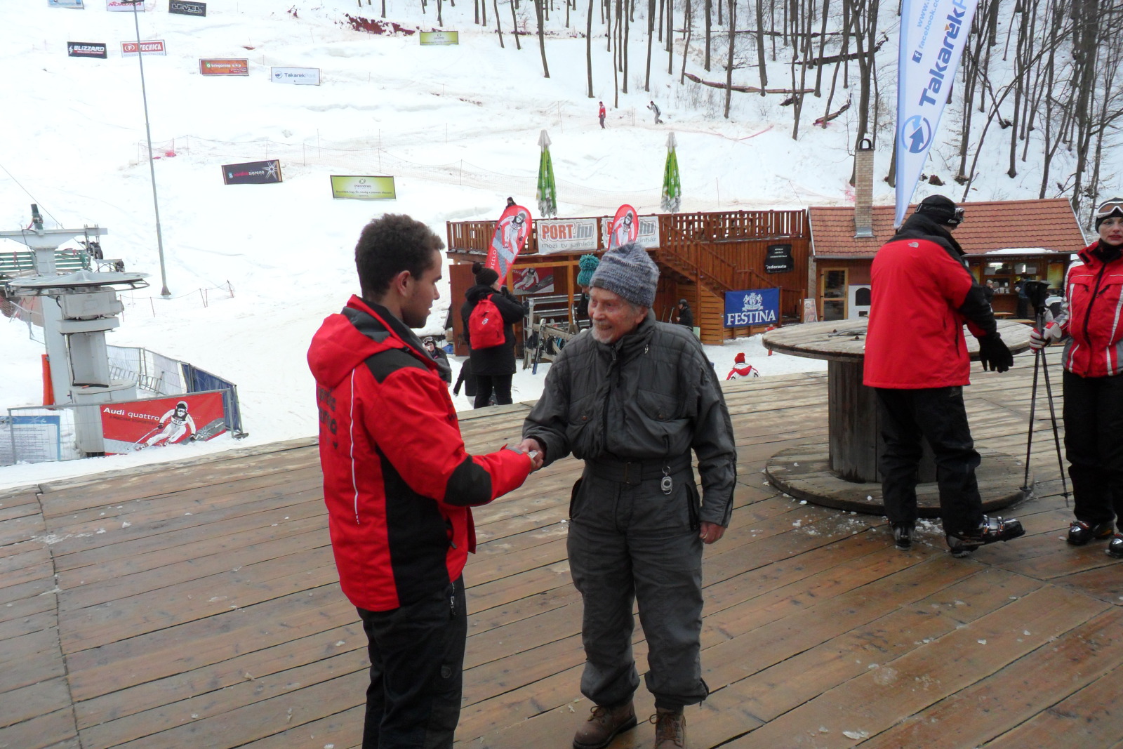 Ebele Bálint átadja Jenő bácsinak az eplényi Síaréna ajándékát, az örökös síbérletet.