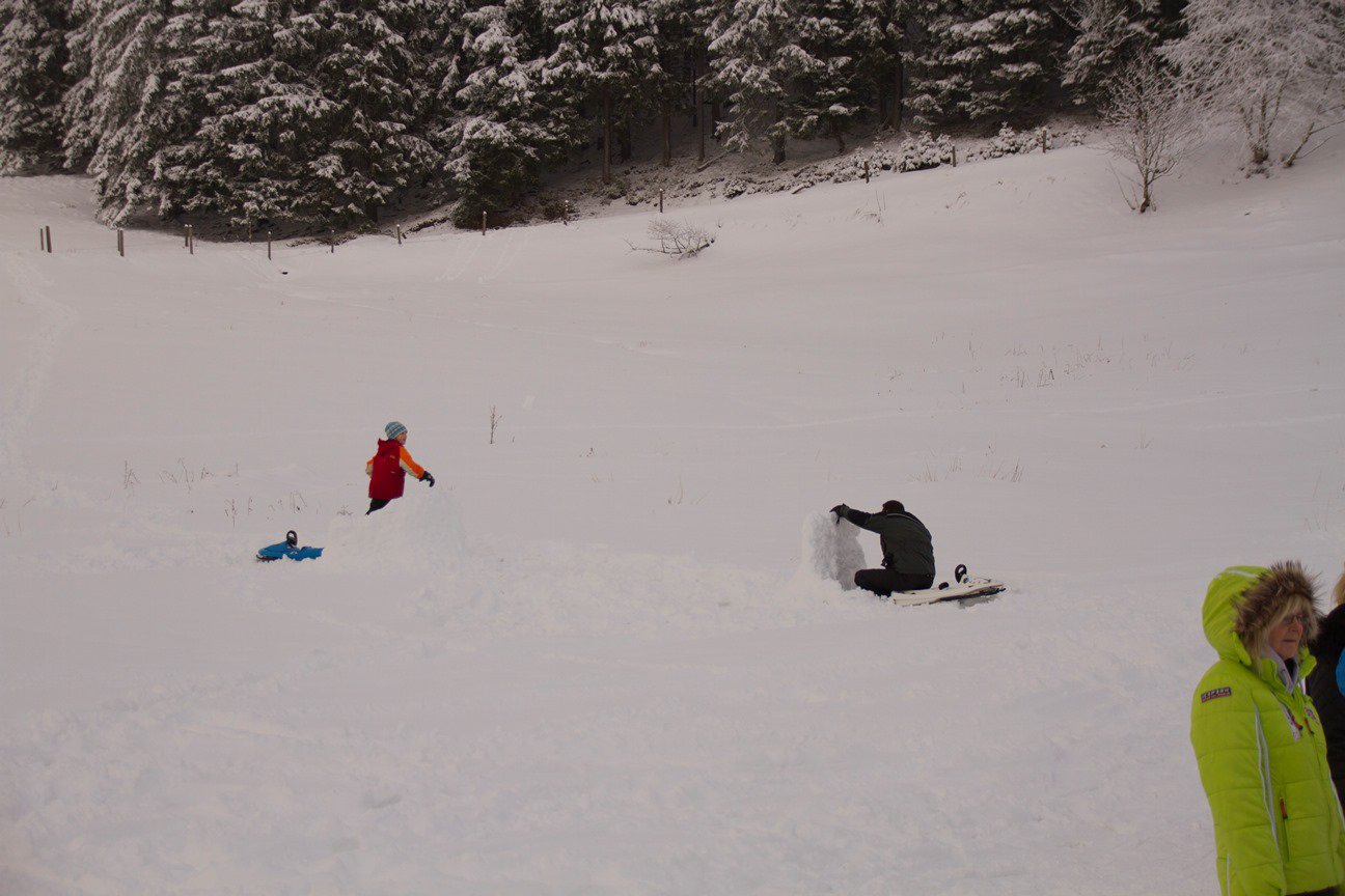 Ezen a kis terepen belefér a hócsata is a szülőkkel...