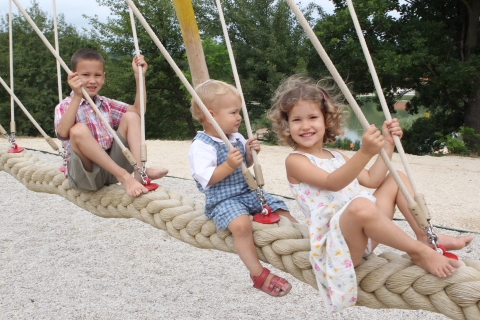 Az Új Széchenyi Terv keretében  110 millió forintos összköltségvetésű beruházásból a kislődi Sobri Kaland- és Élményparkba 8 új játékot szereltek fel.