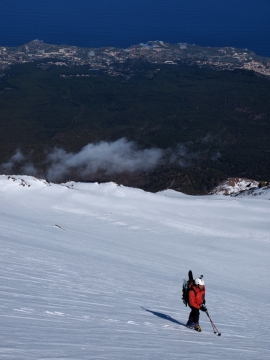 Hegy kilátással: a háttérben az Atlanti-Óceán és a parti banánültetvények