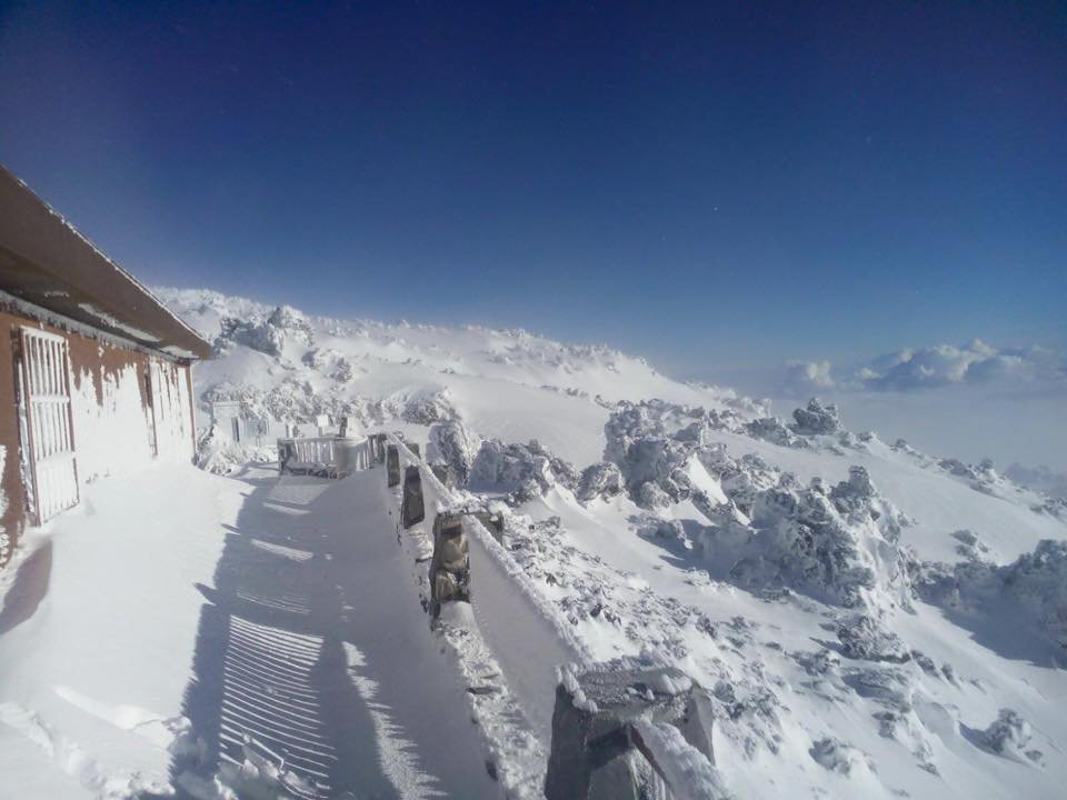 A kabinos lift hegyállomása a havazás után