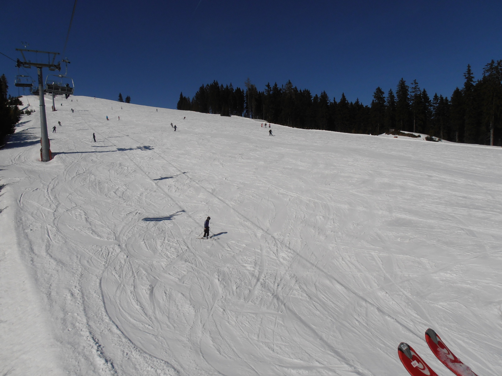 Tömeg a Glocknerwiese lejtőin (Zell am See)