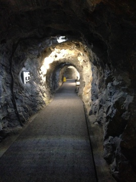 barlangban vezet az út a másik kilátóig