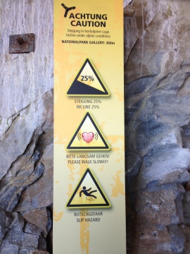 a barlangban felhívják figyelmünket a veszélyekre