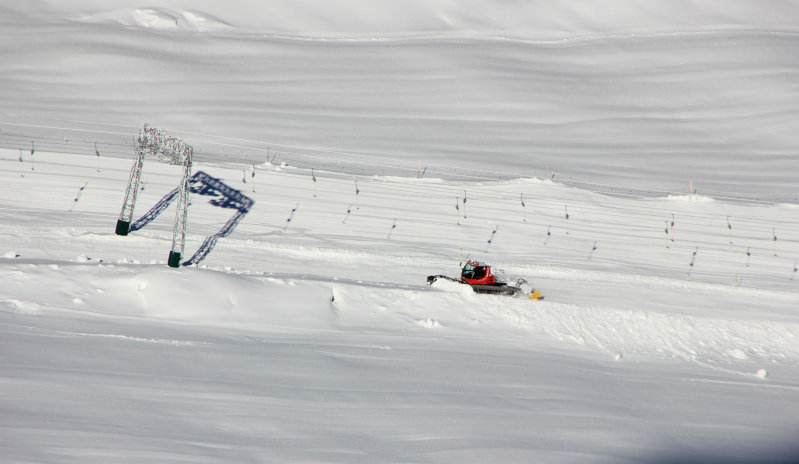 Ratrakolják a gleccserpályákat - Fotó: Stani - Kattints a képre a nagyításhoz