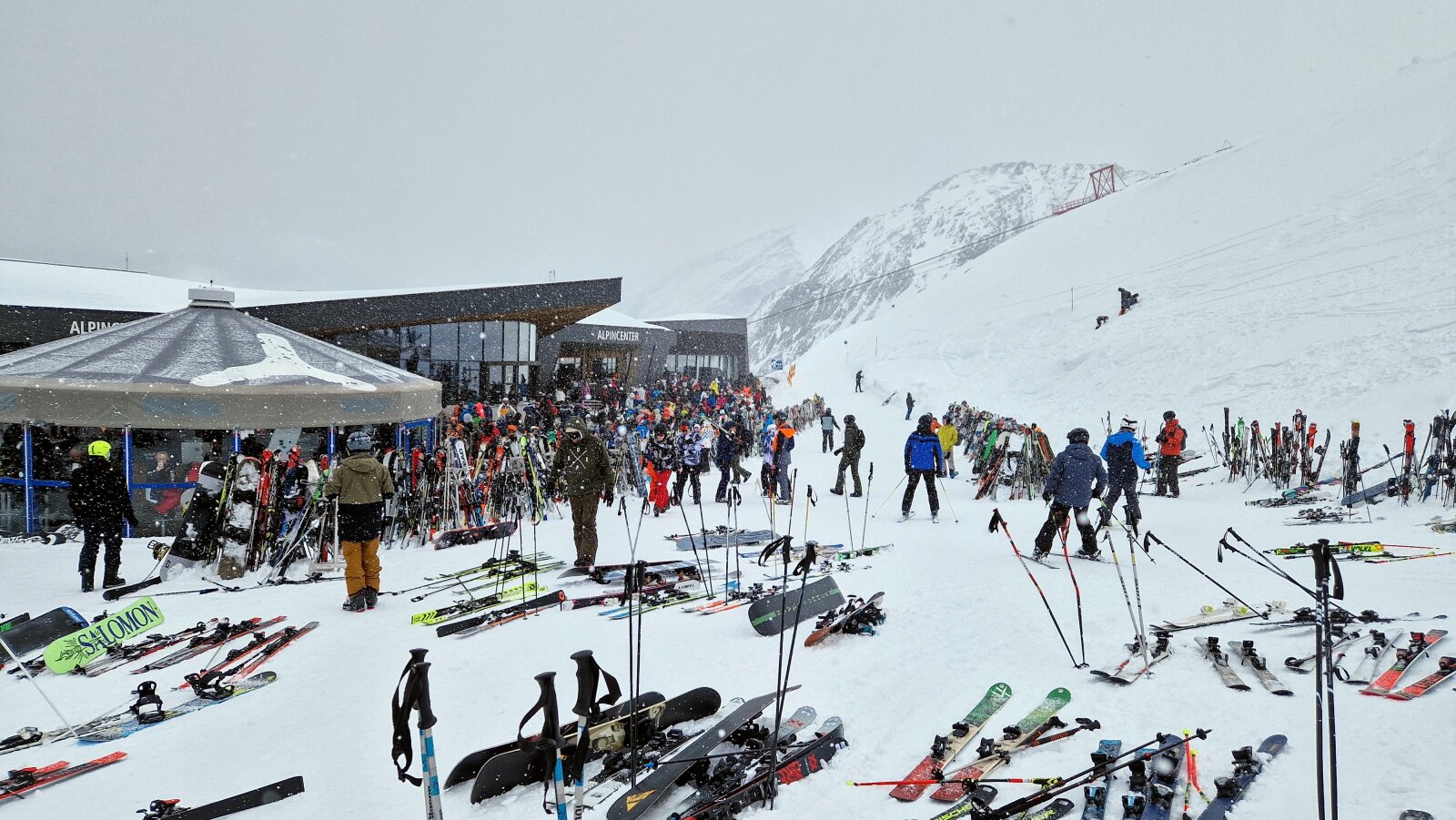 Hózápor ebédidőben az Alpincenternél