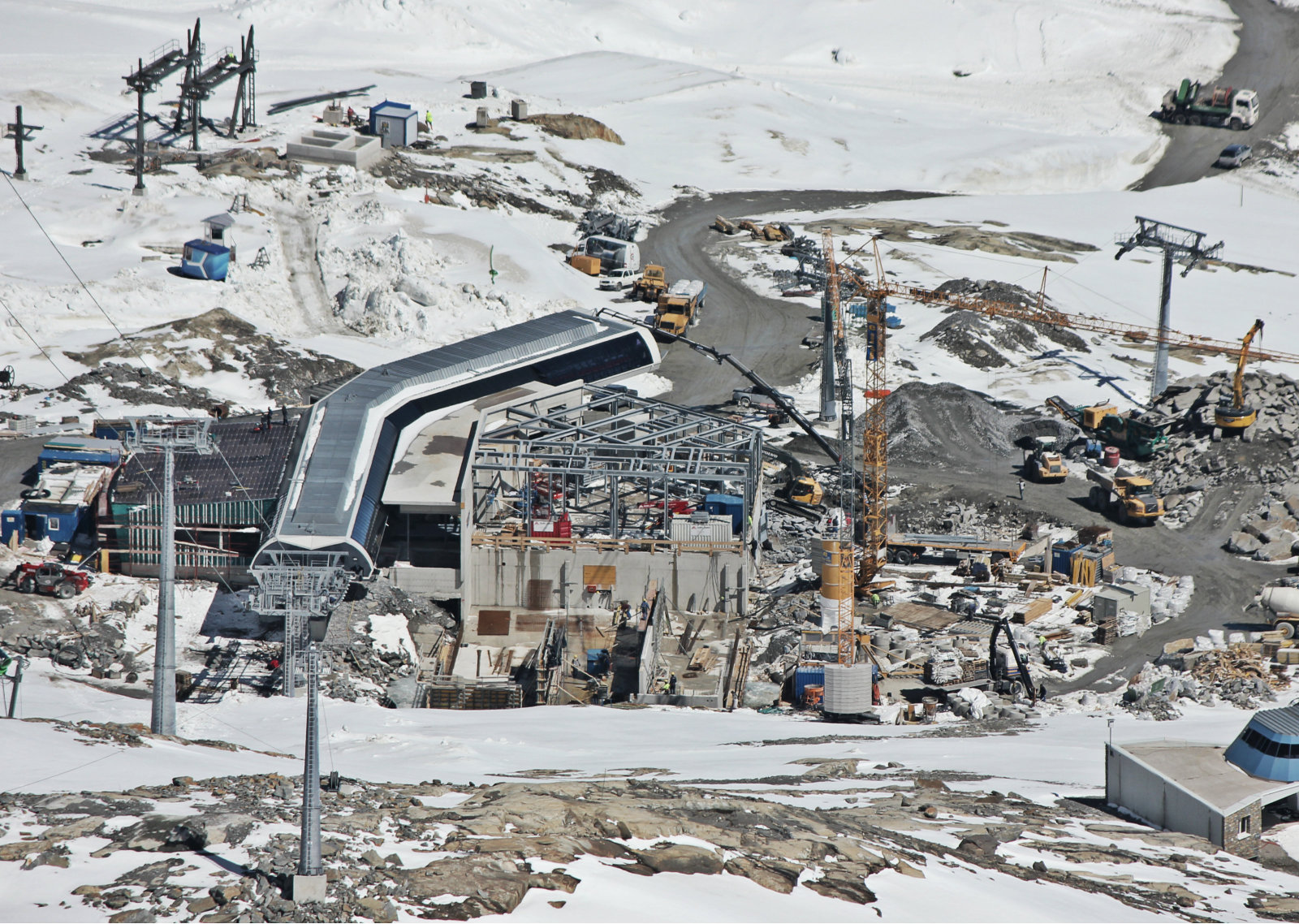 A középállomás épülete