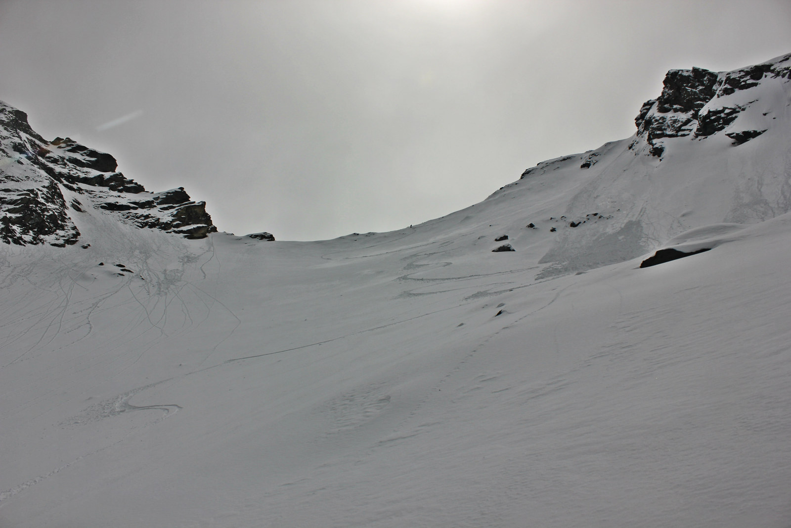 Ott fenn a nyeregben az a kis fekete pont Laca, ez nem holmi szánkódomb