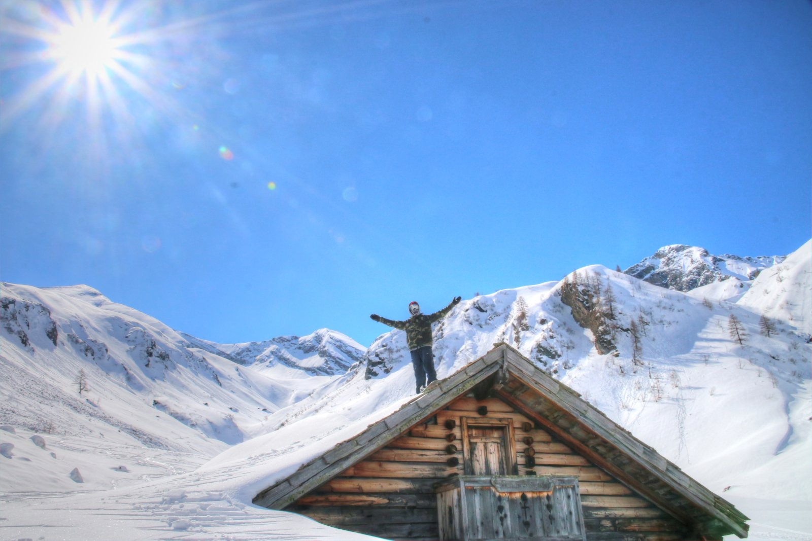 Mosolyog a Nap a Schaunberg Mitteralm (1672 m) pásztorkunyhó felett - fotó: Stánicz Balázs