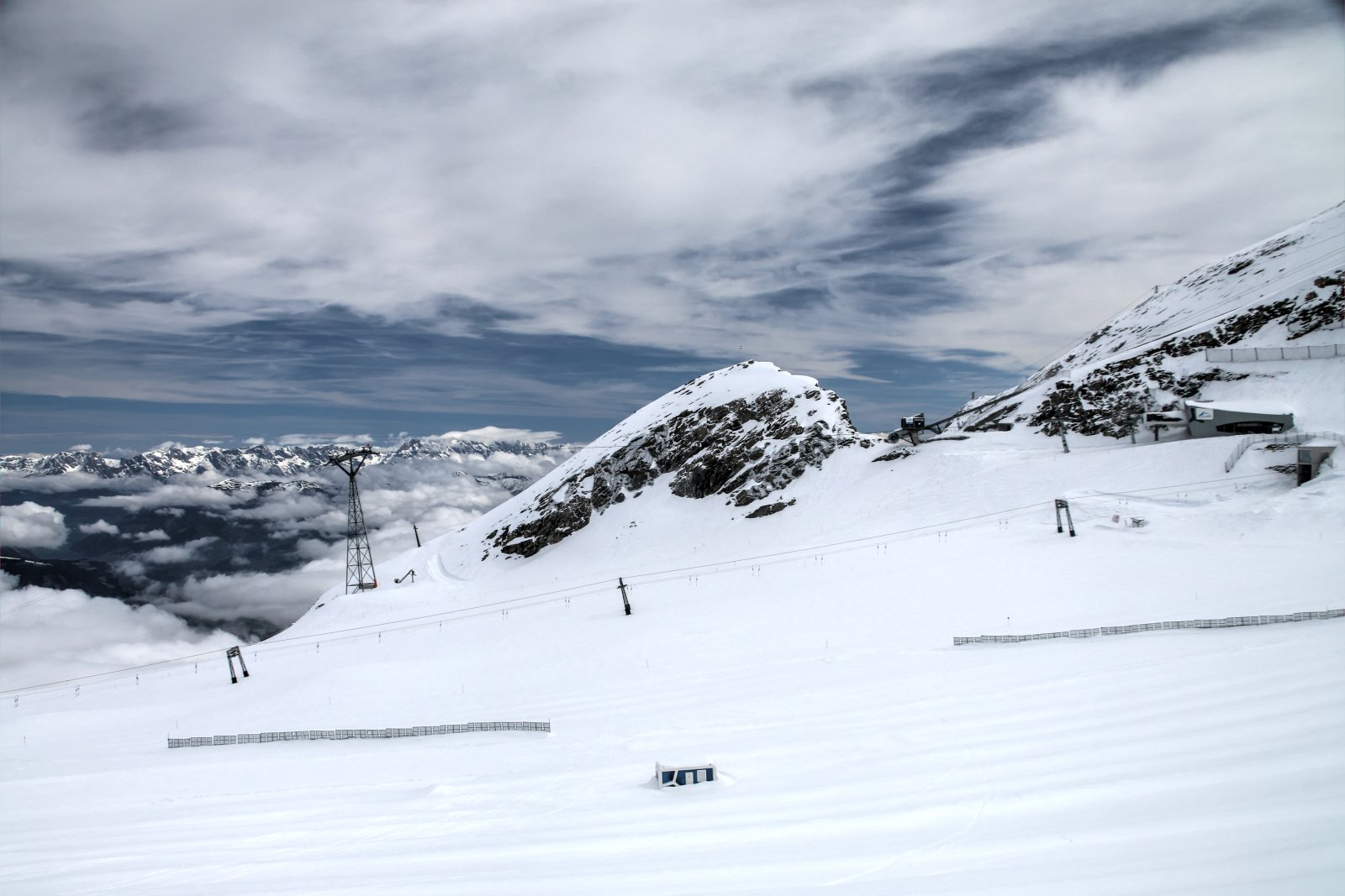 A Magnetköpf felső csákányos és a Gletscherjet4 kabinos oszlopai