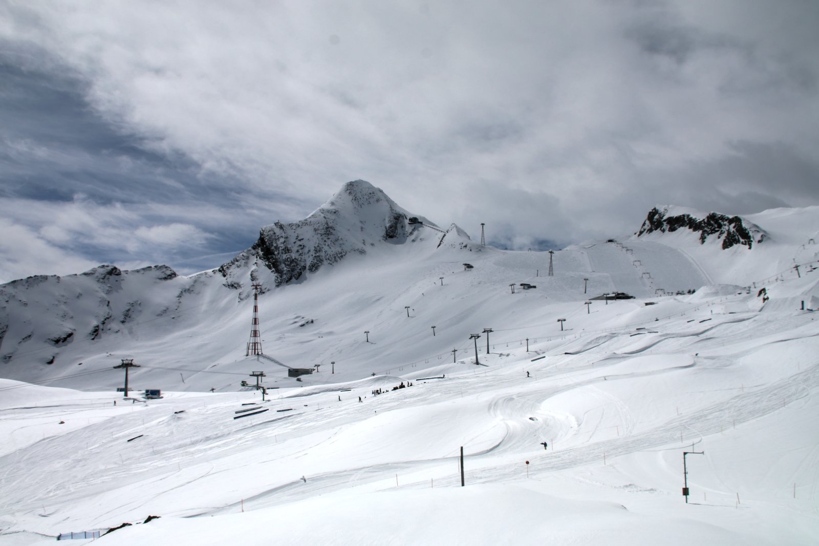 Kaprun a 6-os és 12-es pályákkal az előtérben, háttérben a széles gleccserlejtők
