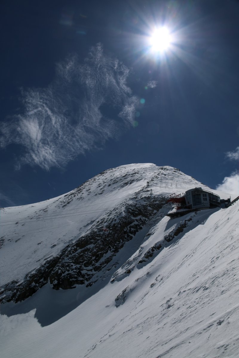 A Gipfelwelt épülete, mögötte emelkedik a 3204 m magas Kitzsteinhorn