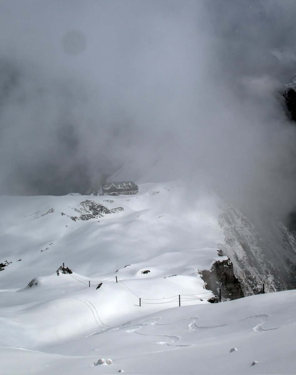 Left Wing freeride útvonal, a felhők mögött a Krefelderhütte
