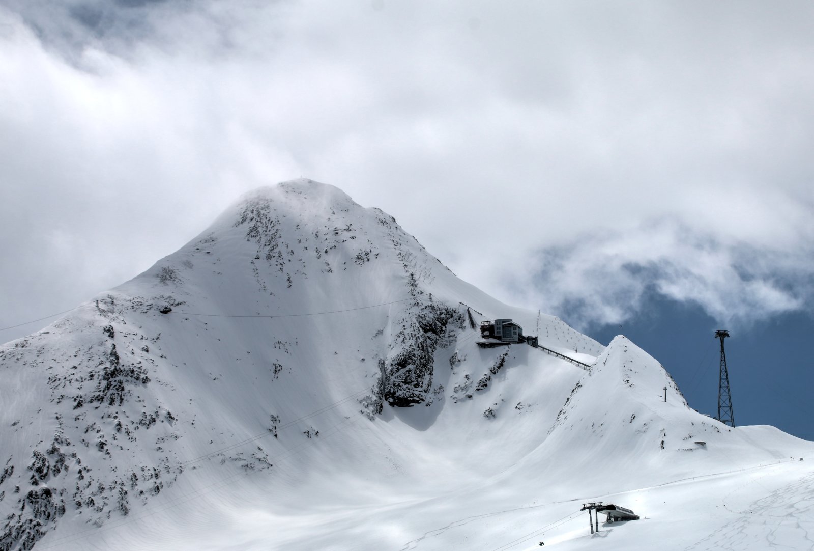 Kitzsteinhorn, a jelenlegi hóborítás mellett a csúcs is síelhető