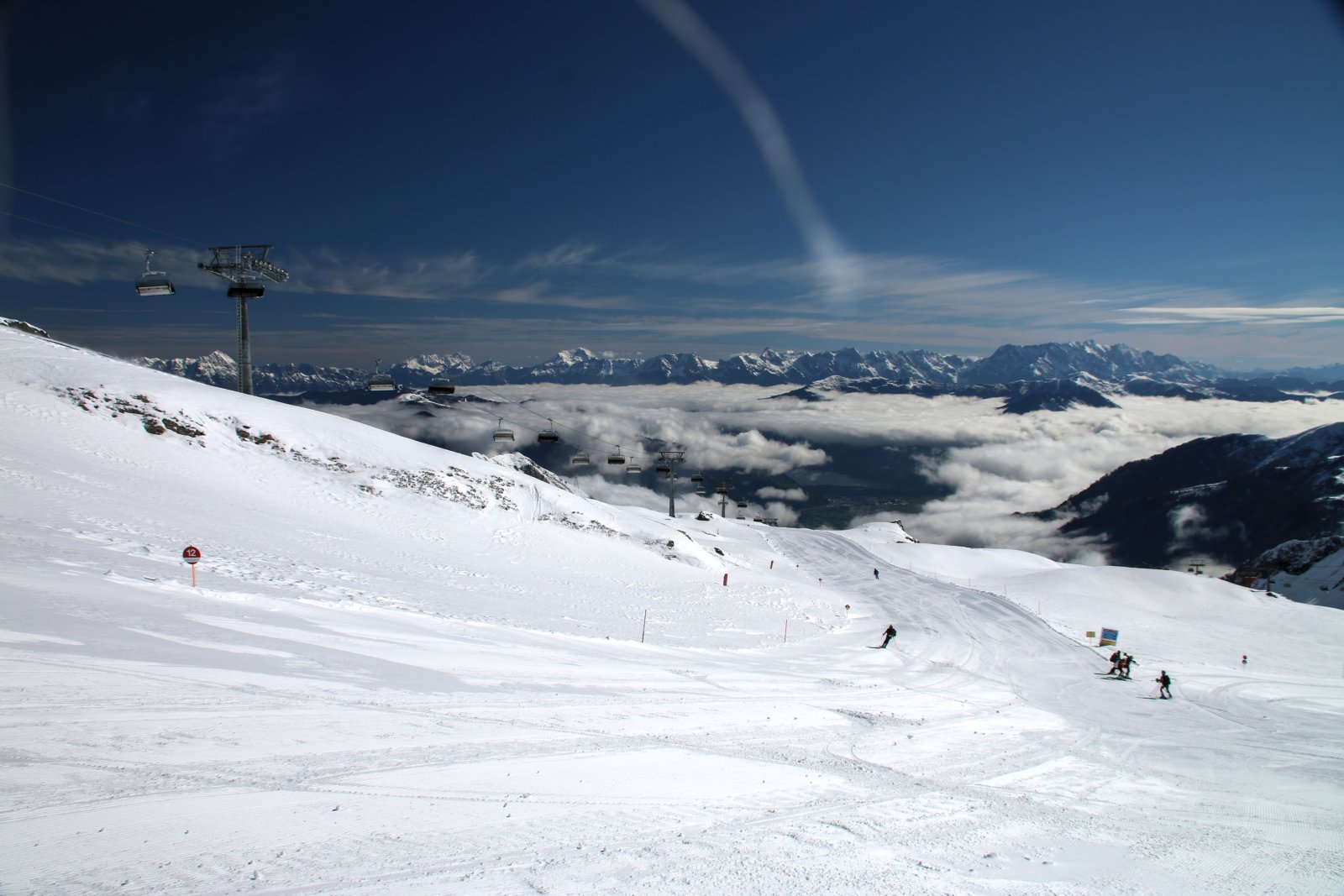 A 12-es pálya és a bal oldalt a Kristallbahn hatüléses